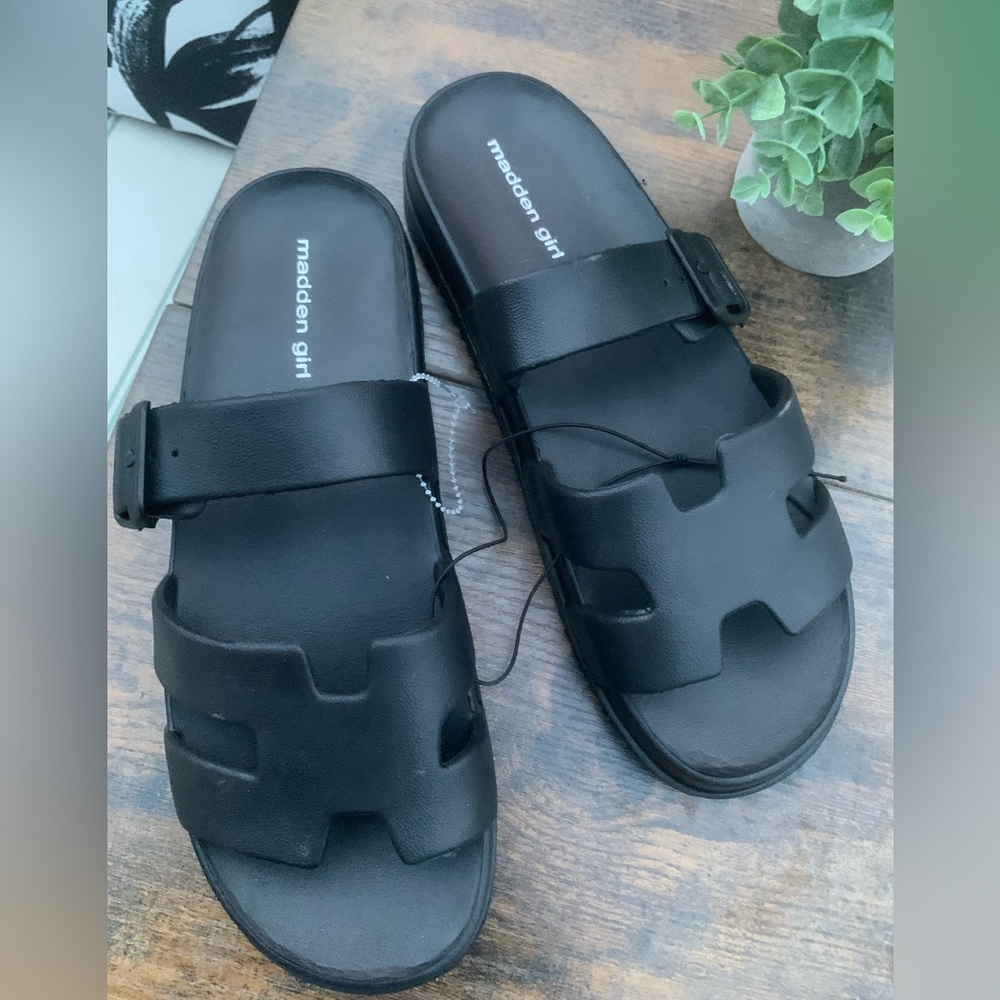 NWT cute Black “Madden Girl” Black Women's H Sandals buckle Size 9